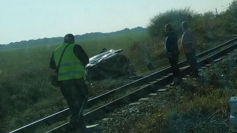 Влак отнесе джипка край Разград, но последвалото е изненадващо СНИМКИ