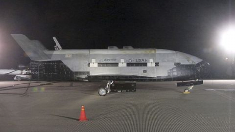 Завърши рекордната мисия на тайния американски космически самолет СНИМКИ