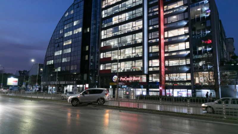 Шофьорка размаза тузарския си джип в центъра на София СНИМКИ