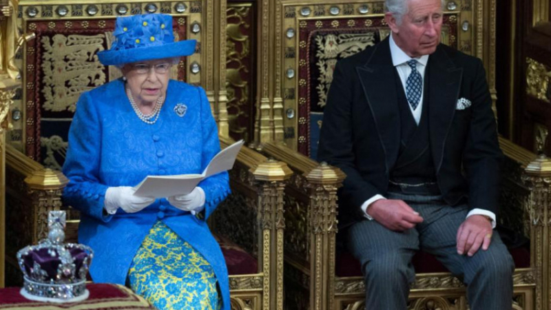 Ето каква е тайната зад шапката с флага на ЕС на Кралицата