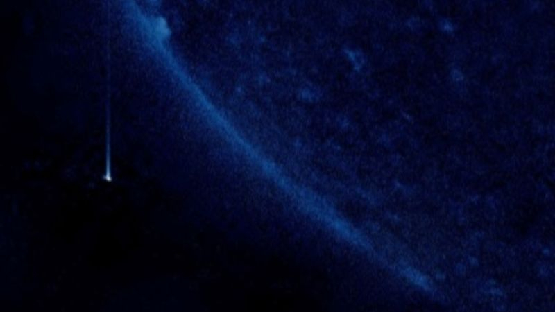 Уникално ВИДЕО показва как НЛО с кубична форма прелита със страшна скорост край Слънцето  