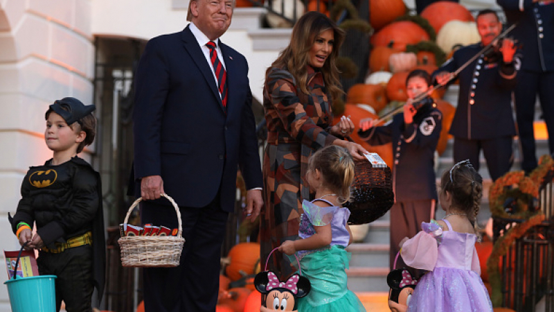 Тръмп отпразнува Хелоуин заедно с Мелания до Белия дом ВИДЕО