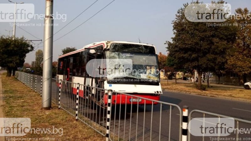Тежък инцидент с автобус в Пловдив СНИМКИ