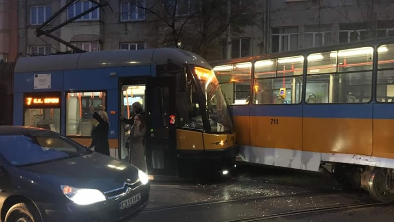 Сигнал до БЛИЦ! Извънредна ситуация с два трамвая в час пик в центъра на София СНИМКИ