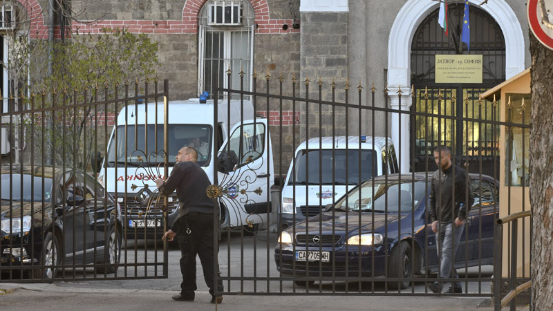 Проверяват служителите на затвора в София за внасяне на забранени вещи 