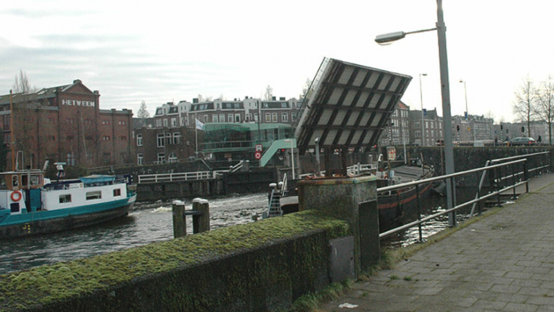 Амстердам предлага на жителите си безплатно отломки от града от XVII век