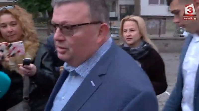 Цацаров гласува и разкри какви нарушения има в днешния изборен ден СНИМКИ
