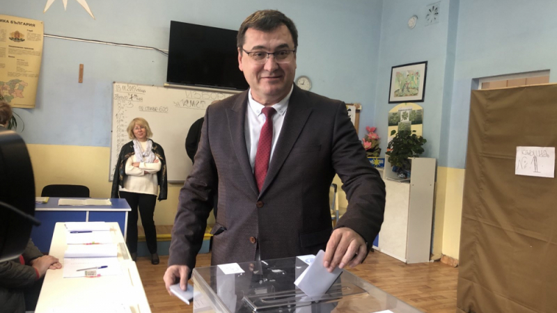 Славчо Атанасов гласува и призова хората да тръгват към урните