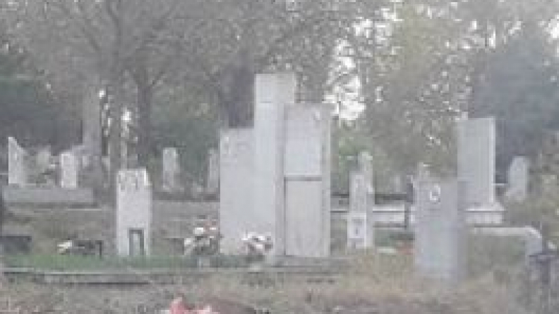 Грозна картина на гробищата в Кърджали само ден след Задушница СНИМКА