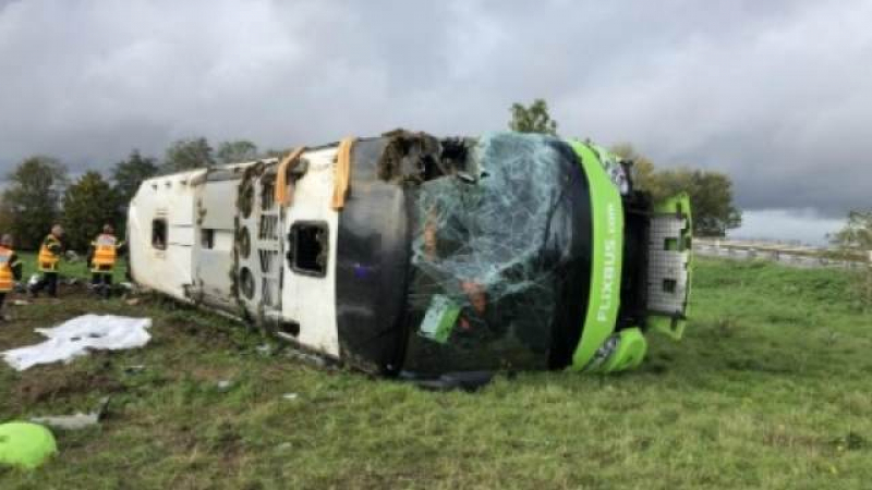 Страшен кошмар с пътнически автобус във Франция СНИМКИ 