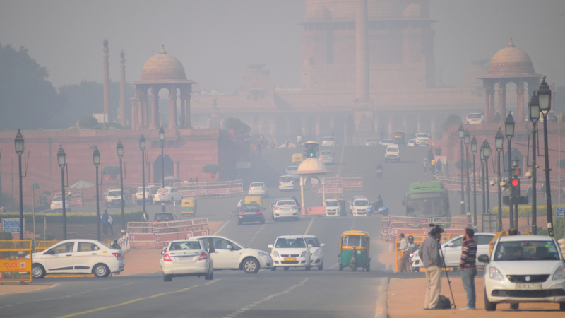 Въздухът в Делхи стана толкова гаден, че забраняват на колите да се движат