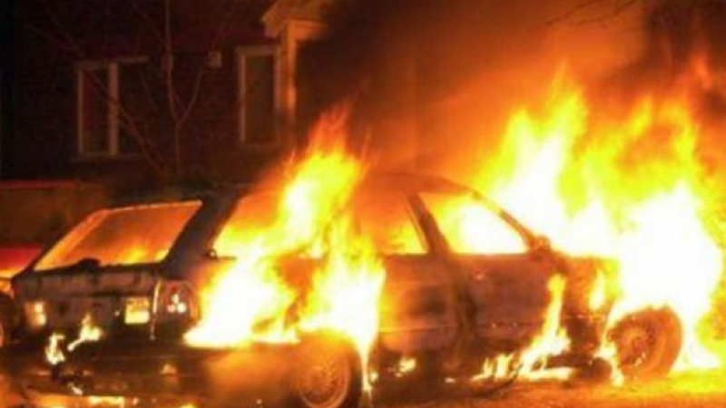 Сигнал до БЛИЦ: Автомобили горят в столицата