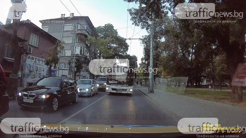 Камикадзе: Шофьор на автобус подкара в насрещното в час пик в Пловдив СНИМКИ 