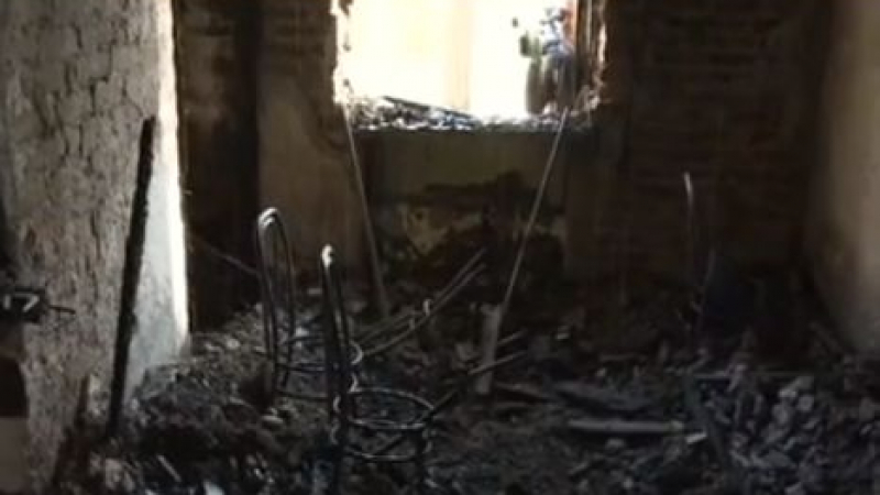 Кошмар в общежитие в Димитровград, пожарникари трошат врати, за да спасят хората