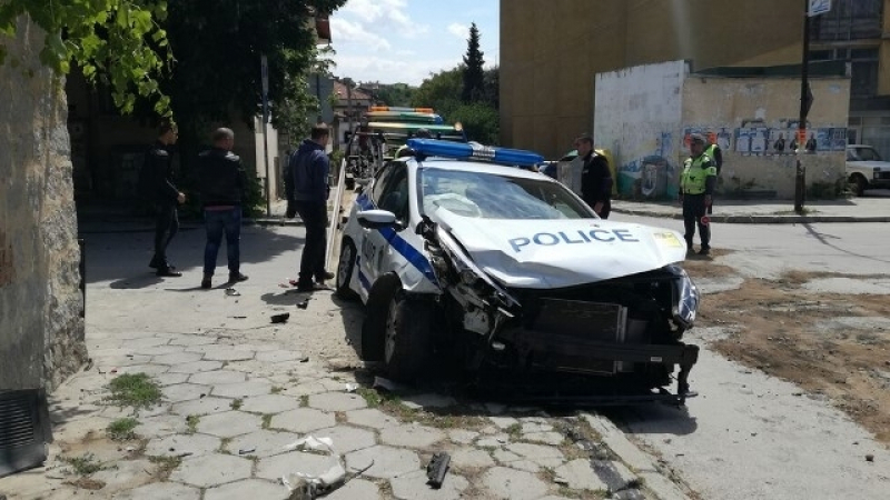 Няма такъв карък: Фиркан шофьор се натресе в патрулка в Лом 