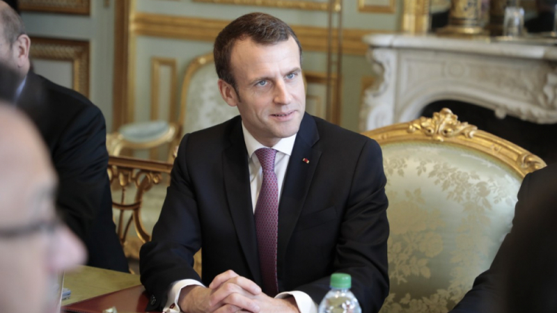 Макрон удължи строгите ограничения във Франция