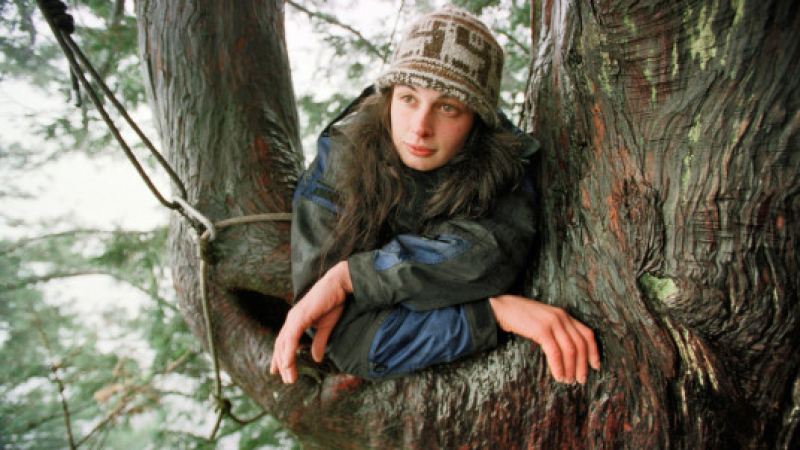 Млада жена живя две години на клоните на дърво, ето каква е причината ВИДЕО