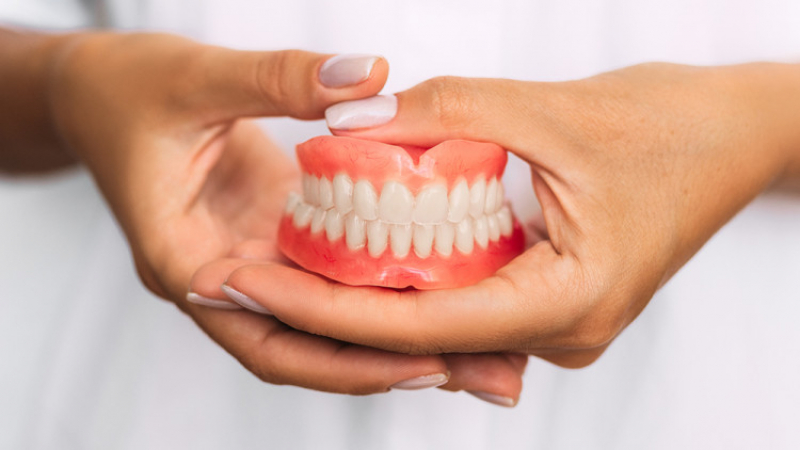 Какво покрива НЗОК за зъбни протези при инвалиди?