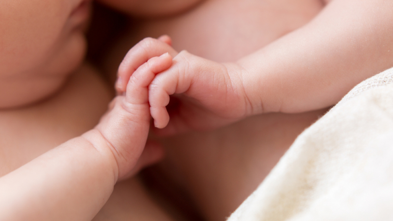 Шок в Дупница! 23-годишна майка на 2 деца роди близнаци, без да знае, че е бременна