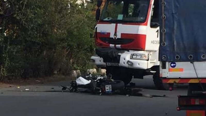 Първи новини за моториста, пометен от пожарен автомобил в Слънчев бряг в 