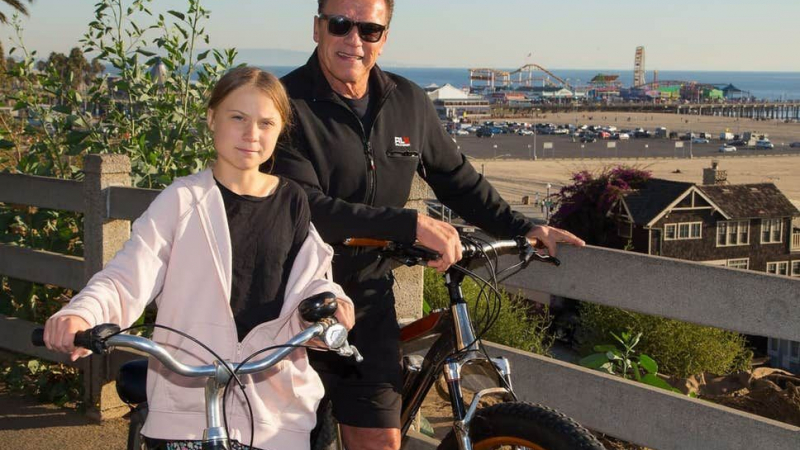 "Терминаторът" кара колело със своята "приятелка и героиня" Грета Тунберг СНИМКИ