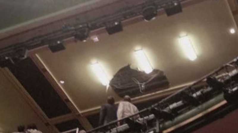 Таванът на прочут лондонски театър рухна върху публиката ВИДЕО