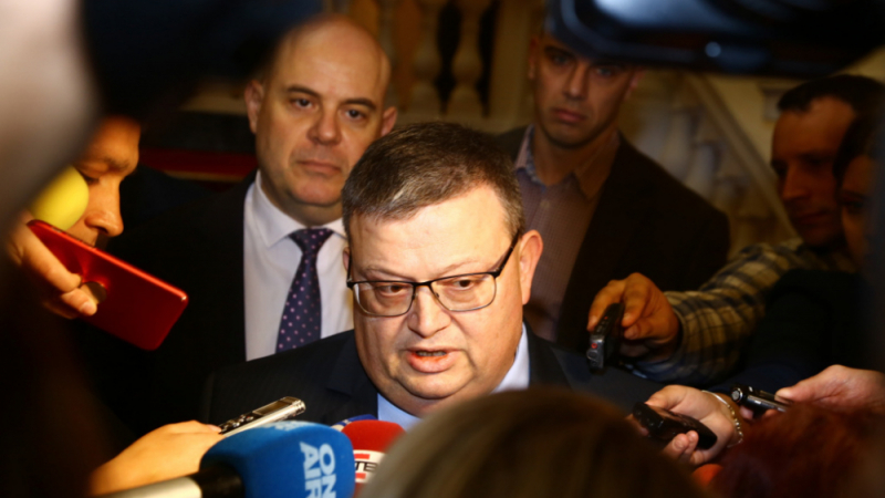 Цацаров се появи в парламента на изненадваща среща