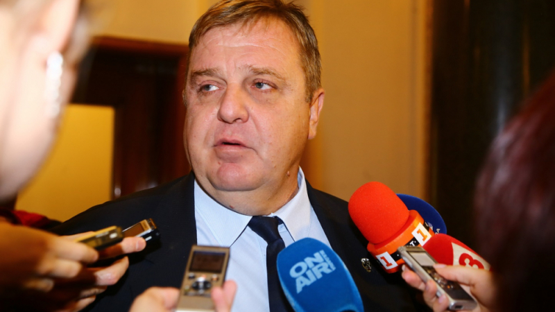 Каракачанов каза ще намали ли парите за отбрана