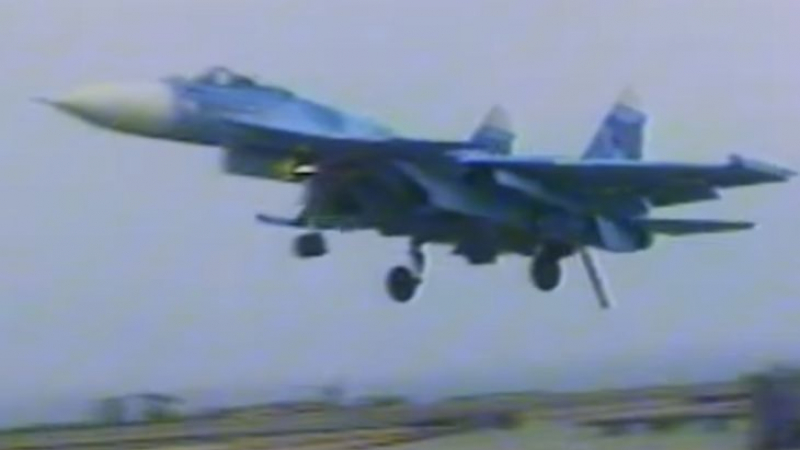 Уникални кадри: Показаха на ВИДЕО първото кацане на Су-27К на самолетоносач