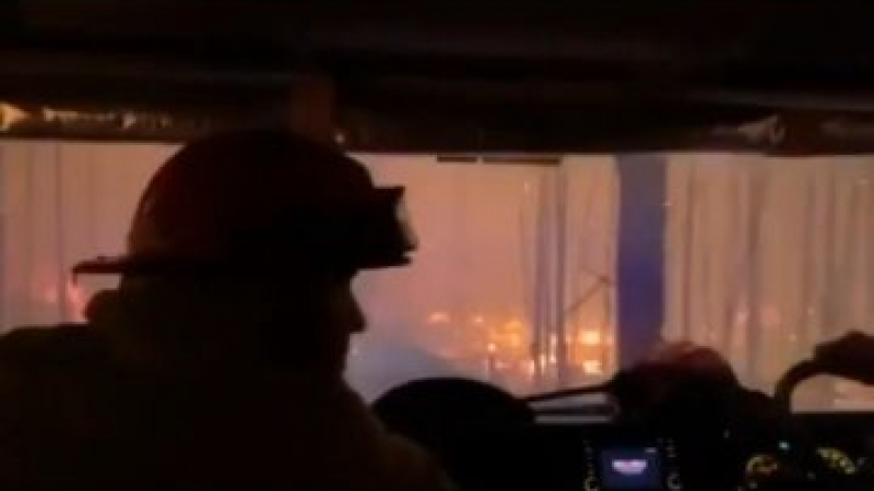 В Австралия е страшно: Ето как пожарникари шофират в горски пожар ВИДЕО