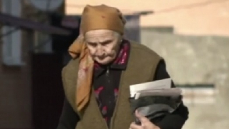 Уникум: 83-годишна пощальонка изминава 40 км пеша всеки ден