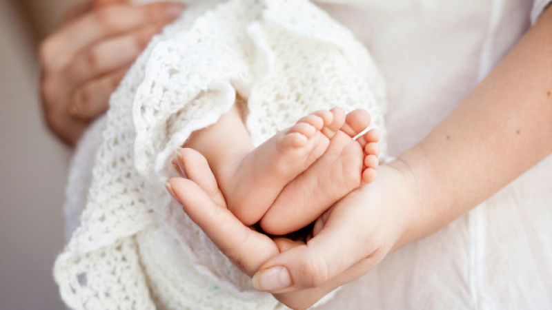 Велико! Жена на 52 години роди здраво бебе във Варна СНИМКИ