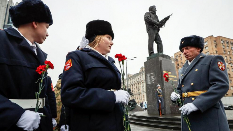 Русия чества 100 години от рождението на националния герой Калашников СНИМКИ