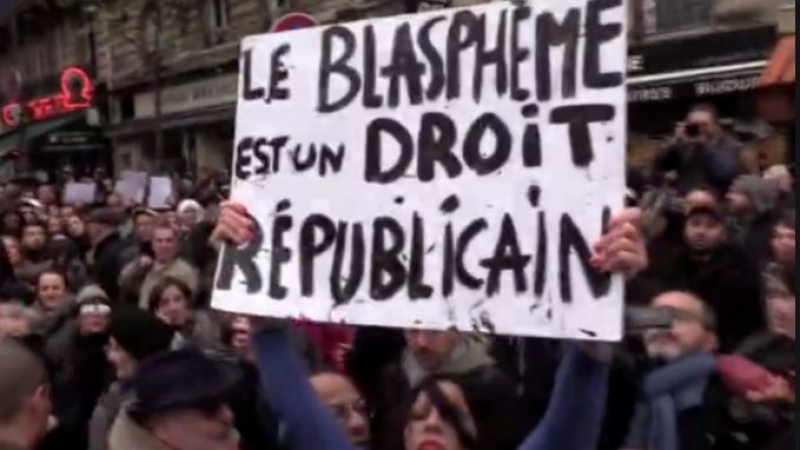 Активистка на "Фемен" разголи гърдите си на митинг в Париж ВИДЕО 18+