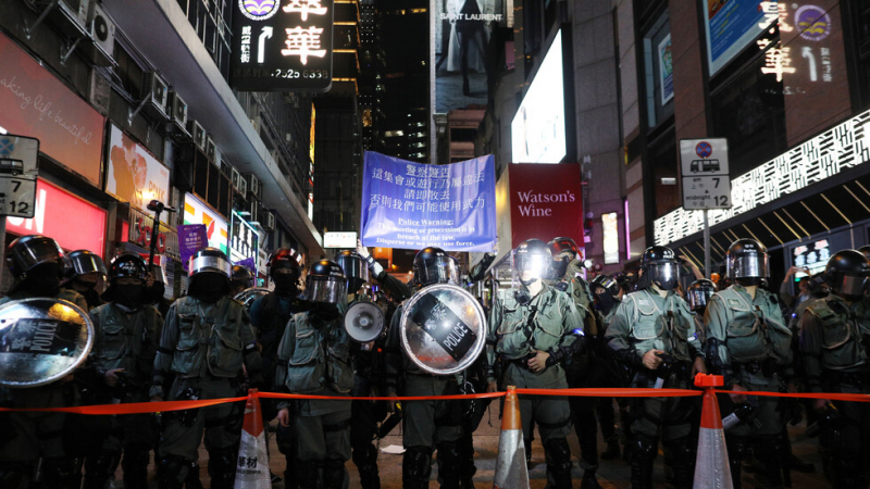 Заснеха как полицай простреля протестиращ в Хонконг