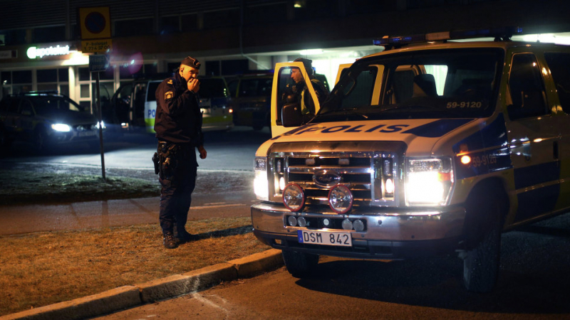 Кръв се лее в Швеция! Неизвестни откриха огън пред пицария и стана страшно СНИМКИ