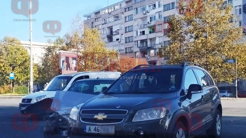 Ужас в Бургас! Мъж лежи на кръстовище след тежка катастрофа СНИМКИ