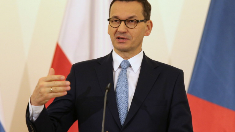 Полският премиер нахока Макрон: Той не усеща дъха на руската мечка на врата си