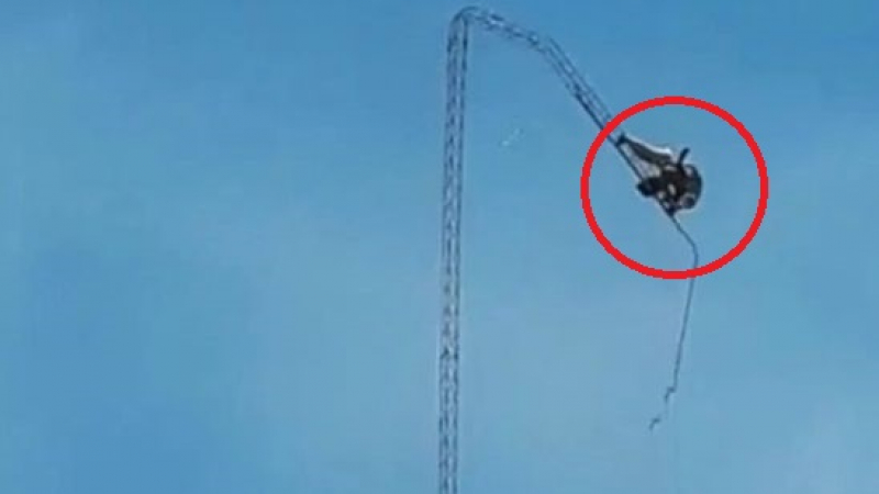 Ужасяващо ВИДЕО: Работник лети към смъртта от 40 метра височина