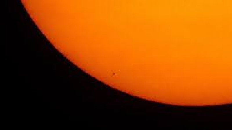 Уникални КАДРИ от транзита на Меркурий през Слънцето