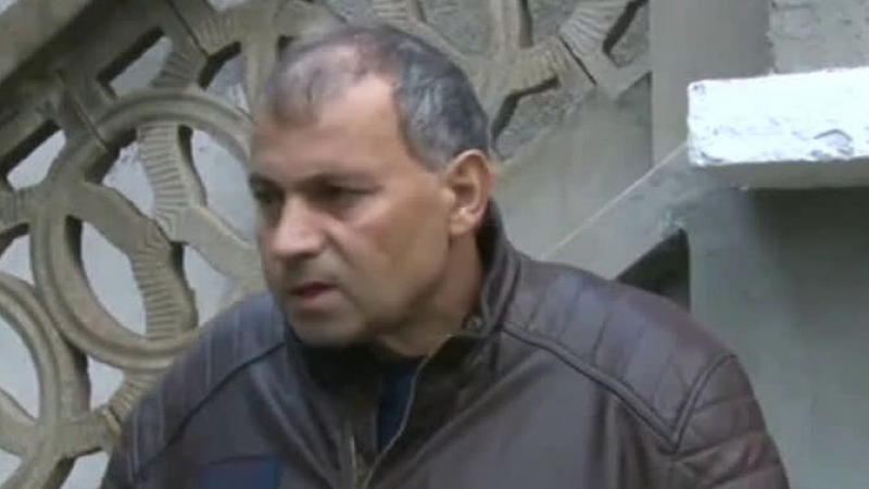 Екшън в Трънково: Измамен завърза със свински опашки цигани, лъгали го за ремонт на покрива ВИДЕО