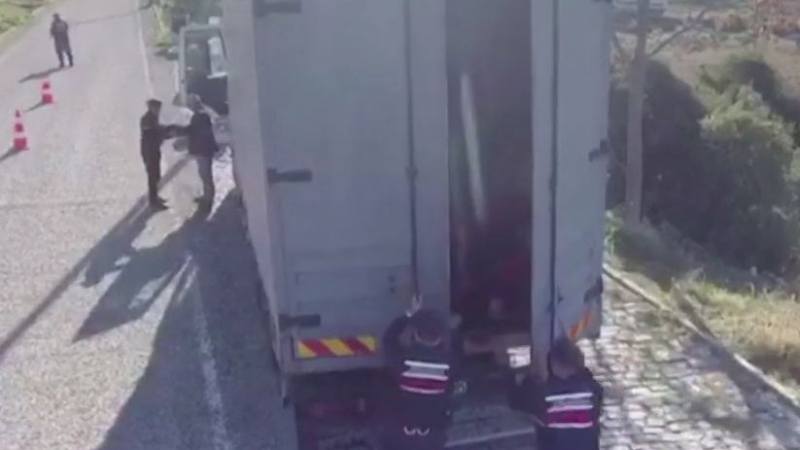 Жандармеристи спряха камион и онемяха от видяното вътре ВИДЕО
