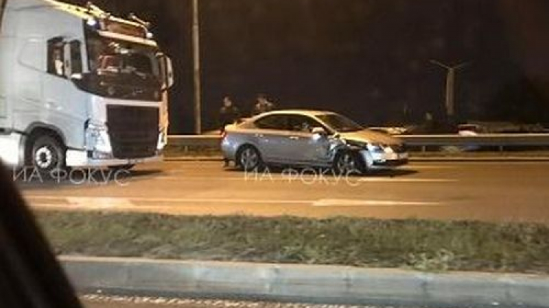 Меле между ТИР и кола запуши Околовръстното в София СНИМКА