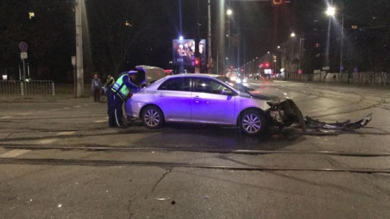 Катастрофа с полицейска кола блокира софийски булевард ВИДЕО 