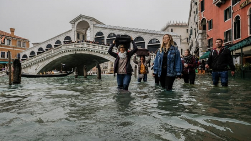 Венеция преживява рекордно наводнение ВИДЕО