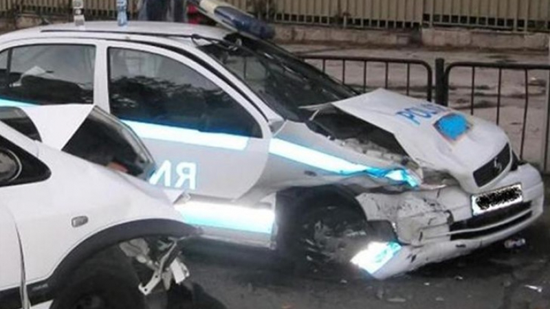 Двама полицай ранени при катастрофа в София