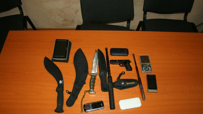 Първи СНИМКИ на бандитите, арестувани в циганската махала в Бургас