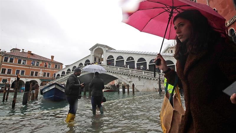 Наводнението във Венеция вече е смъртоносно ВИДЕО