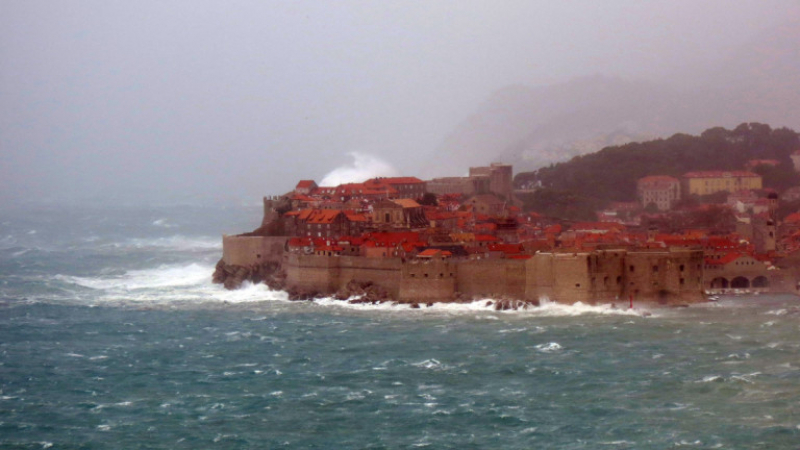 Вижте ВИДЕО от стихията, довела до историческото цунами в Дубровник 
