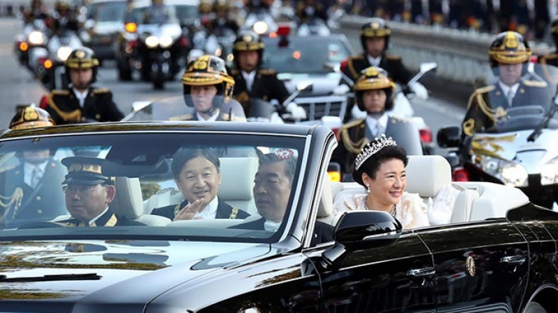 Кралският кабриолет на Toyota стана звезда в интернет ВИДЕО